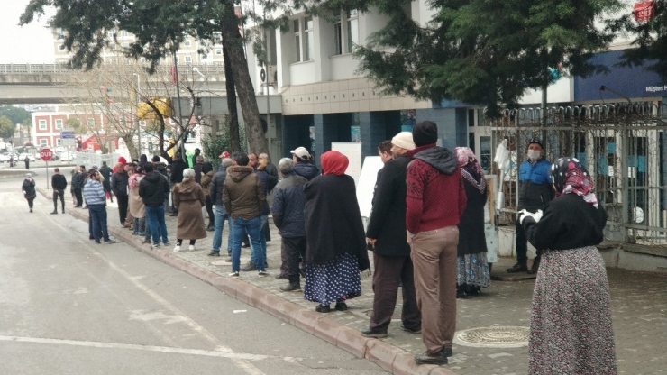 Ptt Önünde Yine Sosyal Mesafe Kurallarını İhlal