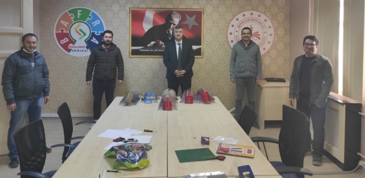 Gönüllü Öğretmenlerden Sağlık Çalışanlarına Siper Koruyucu Maske