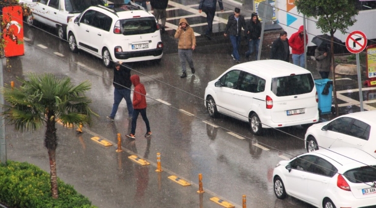 Şanlıurfa’da Sağanak Yağmur Ve Dolu Etkili Oldu