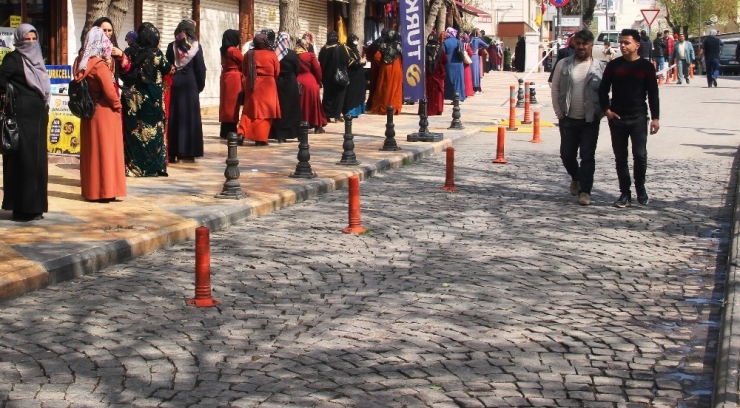 Parasını Almak İsteyen Vatandaşlar Sosyal Mesafeye Uyunca 2 Kilometre Uzunluğunda Kuyruk Oluştu
