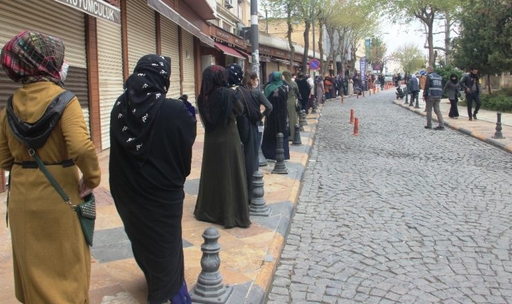 Parasını Almak İsteyen Vatandaşlar Sosyal Mesafeye Uyunca 2 Kilometre Uzunluğunda Kuyruk Oluştu