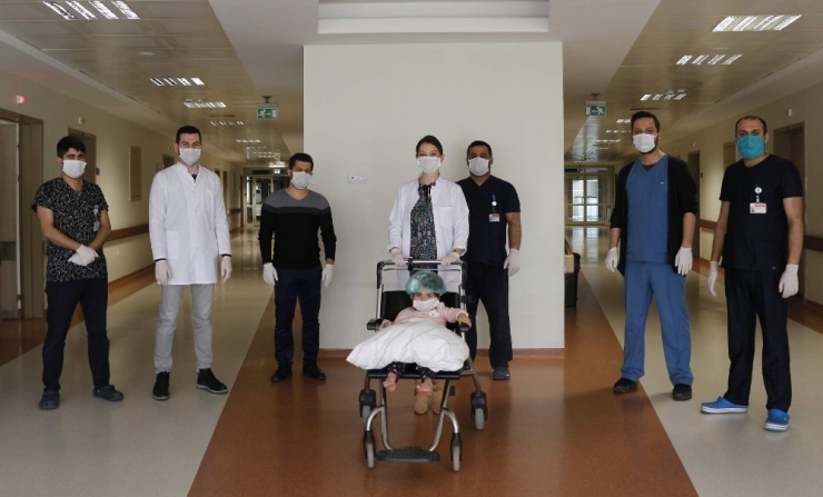 Sağlık Çalışanlarını Alkışlarken Balkondan Düşerek Yaralanan Minik Kız Taburcu Oldu