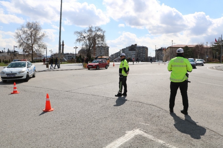 Bu Caddede Sokağa Çıkmak Yasak