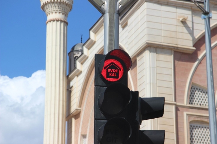 Suriye Sınırında Trafik Işıklarıyla "Eve" Git Mesajı