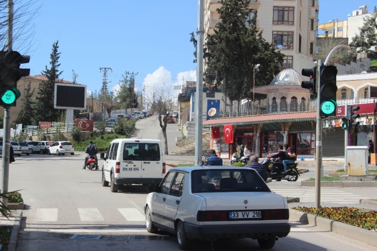 Suriye Sınırında Trafik Işıklarıyla "Eve" Git Mesajı