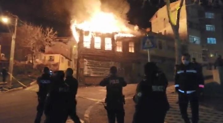 Tarihi Ahşap Bina Cayır Cayır Yandı