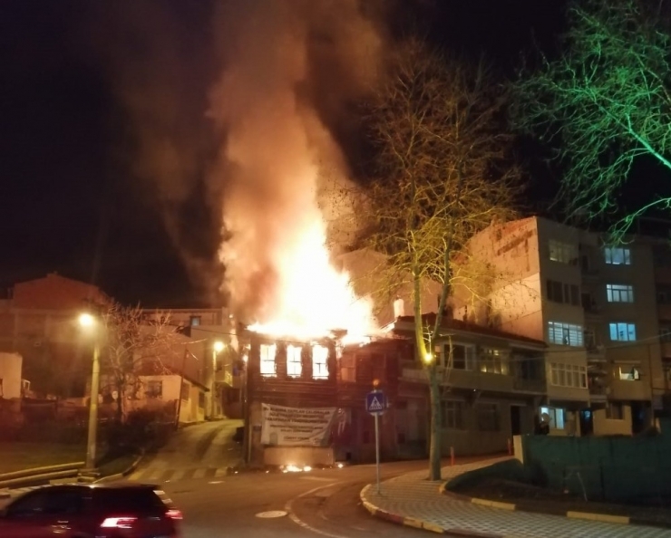 Tarihi Ahşap Bina Cayır Cayır Yandı