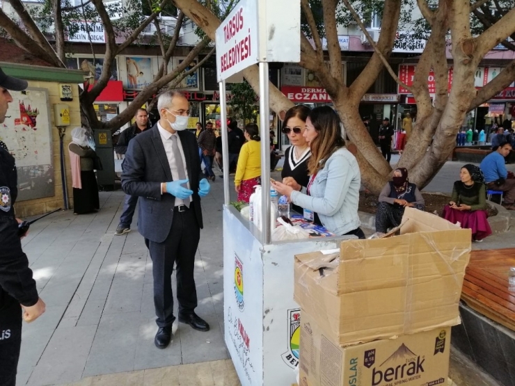 Tarsus’ta Vatandaşlara Maske, Dezenfektan Ve Akıllı Bileklik Hizmeti