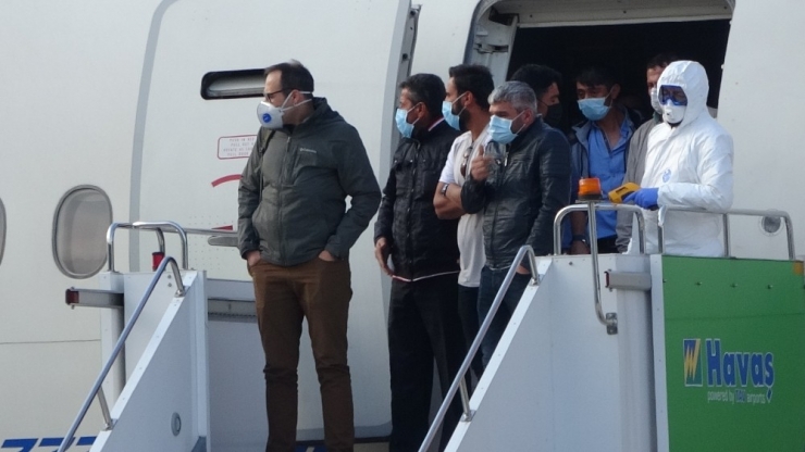 Kuveyt’ten 301 İşçi Türkiye’ye Getirildi