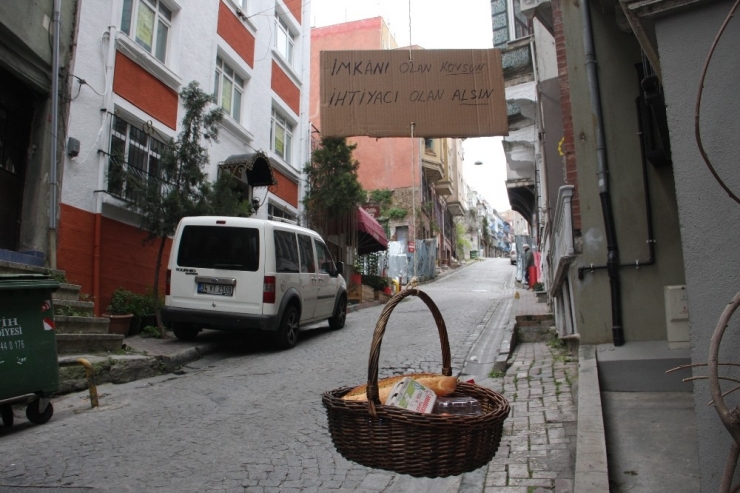Balat’ta Yaşayan İtalyan, Dayanışma Sepeti İle İhtiyaç Sahiplerine Ulaşmaya Çalışıyor
