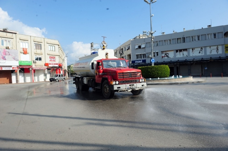 Kemer Belediyesi İlçeyi Arazözlerle Dezenfekte Ediyor