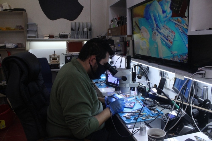 Maske Ve Eldivenle Telefon Tamir Ediyor, Dezenfekte Edip Kapıya Kadar Getiriyor