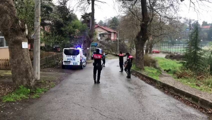 Devriye Görevi Atan Polis Ekipleri Vatandaşlara Moral İçin Oyun Havası Çaldı
