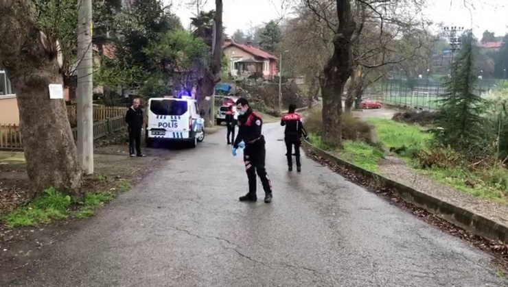 Devriye Görevi Atan Polis Ekipleri Vatandaşlara Moral İçin Oyun Havası Çaldı
