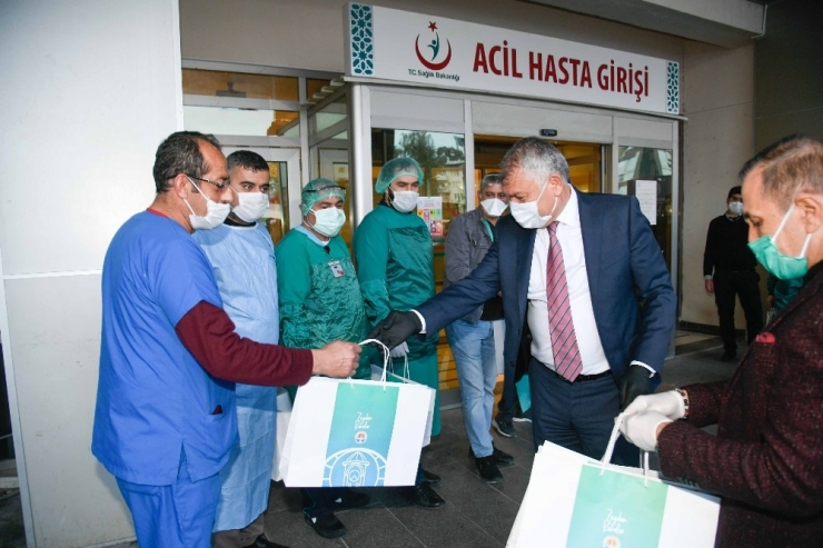 Büyükşehirden Sağlık Çalışanlarına Hijyen Kiti