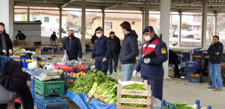 Jandarma Pazar Esnafı Ve Vatandaşlara Sosyal Mesafenin Önemini Anlattı