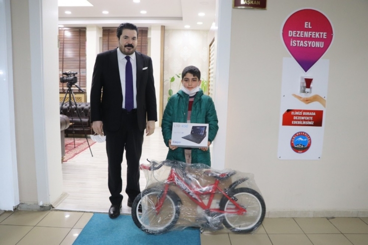 Ağrılı Yiğit Kumbarasındaki Harçlığını Milli Dayanışma Kampanyası’na Bağışladı