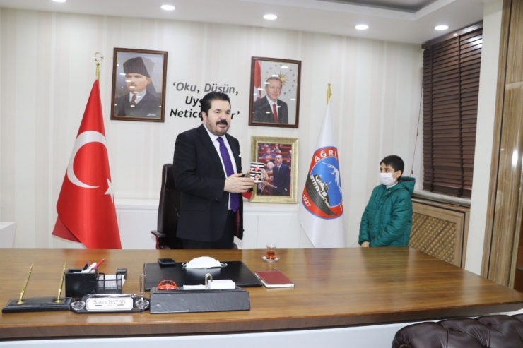 Ağrılı Yiğit Kumbarasındaki Harçlığını Milli Dayanışma Kampanyası’na Bağışladı