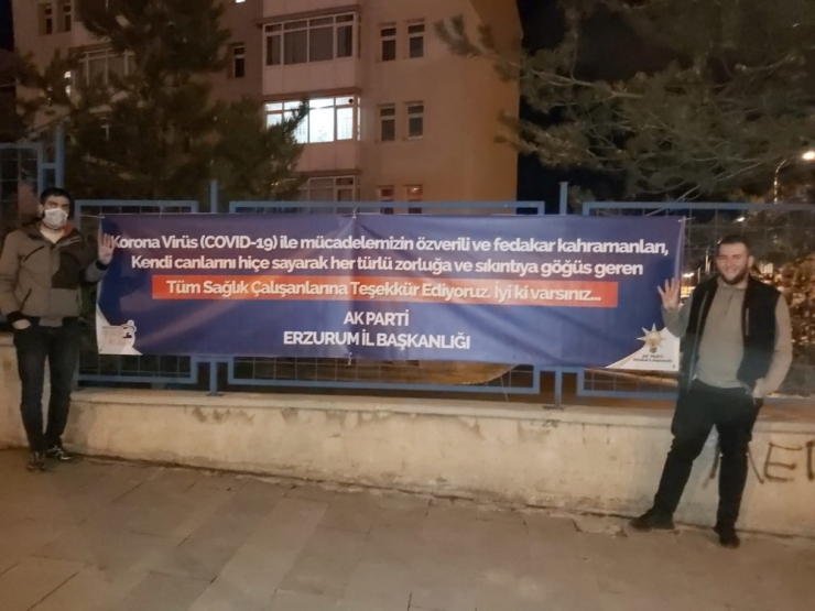 Ak Parti’den Anlamlı Pankart
