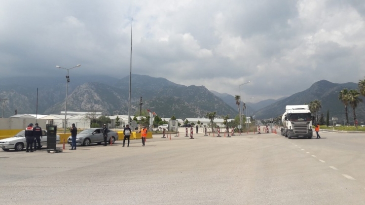 Antalya Girişinden 2 Bin 809 Kişi Geri Gönderildi