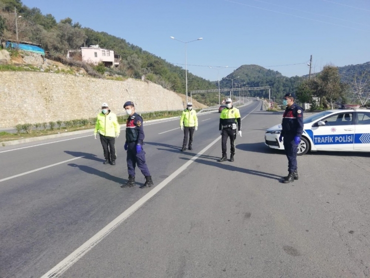 Antalya Girişinden 2 Bin 809 Kişi Geri Gönderildi