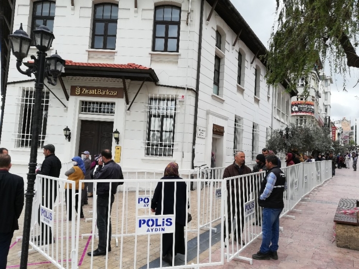 Aydın’da Sosyal Mesafeye Bariyerli Önlem