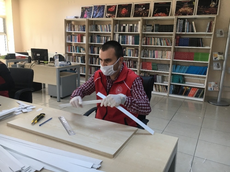 Gençlik Merkezinden Sağlık Çalışanları İçin Siperli Maske