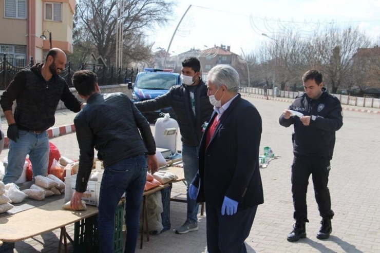 Başkan Akağaç Esnafa Eldiven Ve Maske Dağıttı