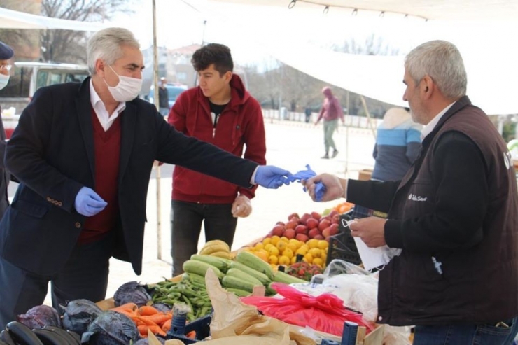 Başkan Akağaç Esnafa Eldiven Ve Maske Dağıttı