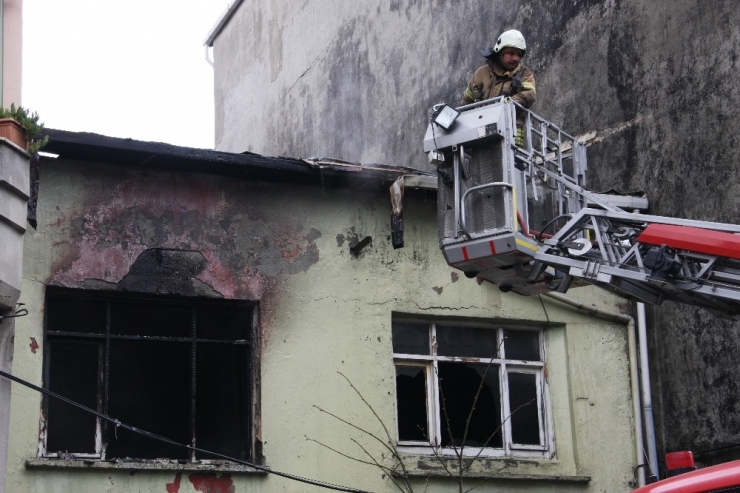 Bayrampaşa’da Gecekondu Alev Alev Yandı