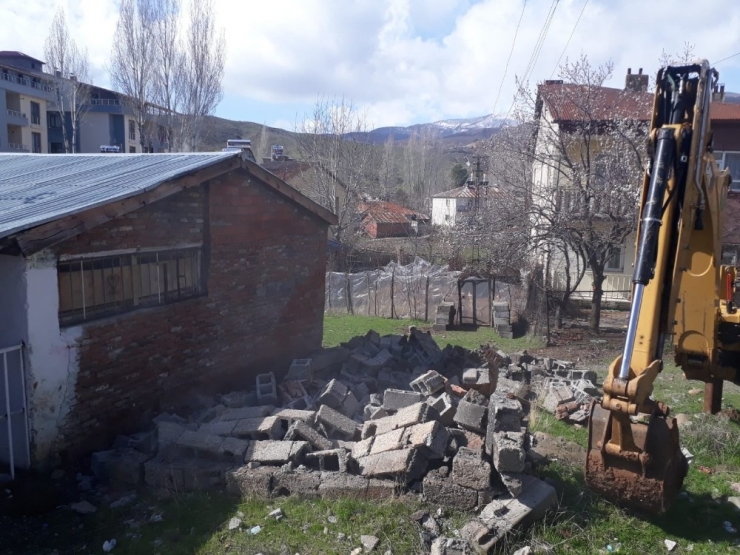 Bingöl’de Metruk Yapı Yıkıldı