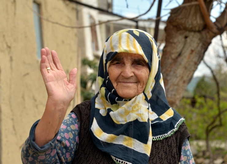 Kapılarında Yardıma Gelen Jandarma Komutanını Görünce Duygulandılar
