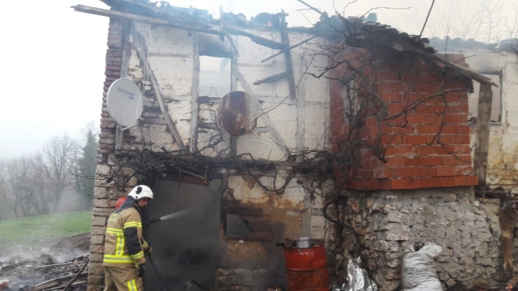 Yatalak Yaşlı Kadının Kaldığı Ev Küle Döndü