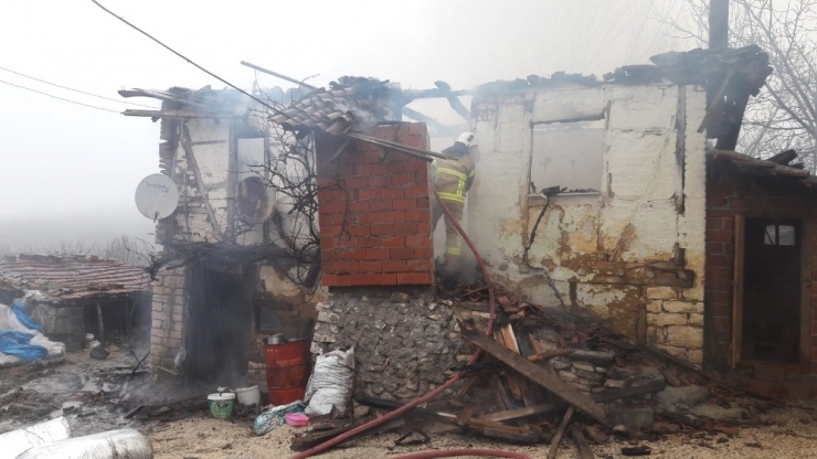 Yatalak Yaşlı Kadının Kaldığı Ev Küle Döndü