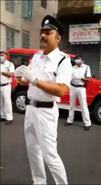 Dayak Atan Hint Polisi Bu Kez Sokak Sokak Gezerek Şarkı Söyledi