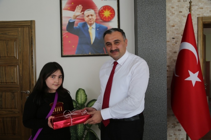 Kumbarasını Bağışlayan Elanur’a, Başkan Cabbar’dan Jest