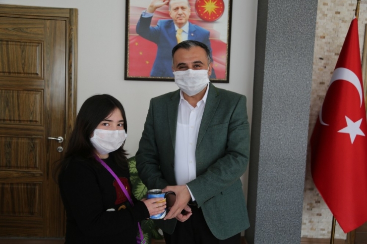 Kumbarasını Bağışlayan Elanur’a, Başkan Cabbar’dan Jest