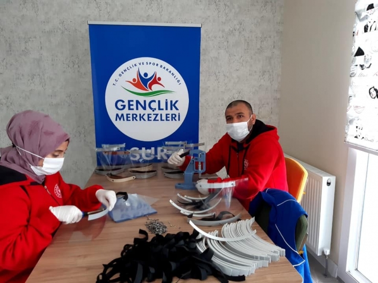 Gençlik Merkezlerinde Yüz Koruyucu Siper Üretiliyor