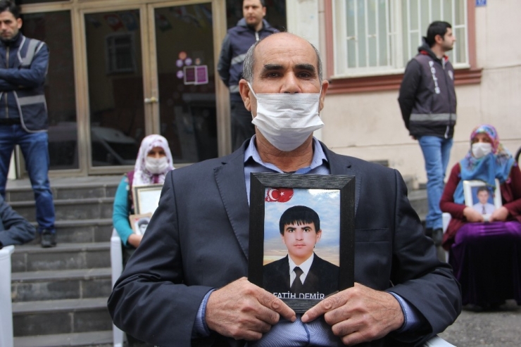 Hdp Önündeki Ailelerin Evlat Nöbeti 214’üncü Gününde