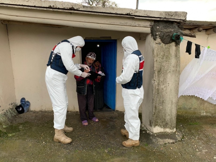 Silvan’da Güvenlik Güçleri Yardımları Dağıtmaya Devam Ediyor