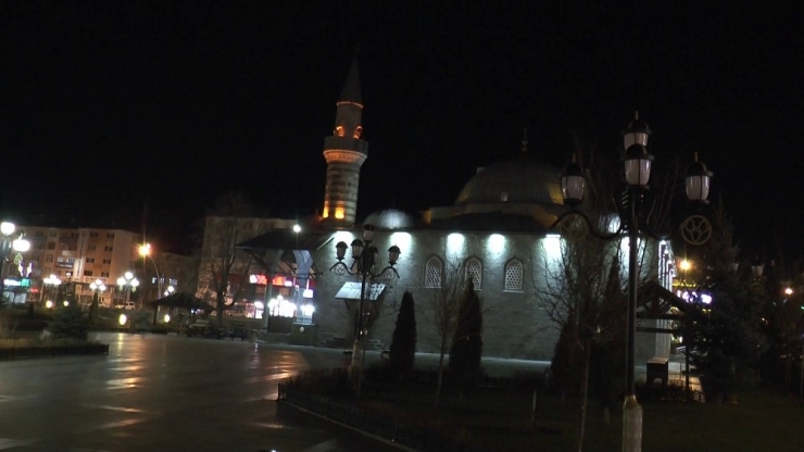 Erzurum’da Camilerden Dualar Yükseliyor