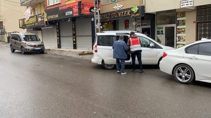 Bin Tl ’Lik Sosyal Yardımlar Postacı, Bekçi Ve Polislerin Katılımıyla Dağıtılmaya Başlandı