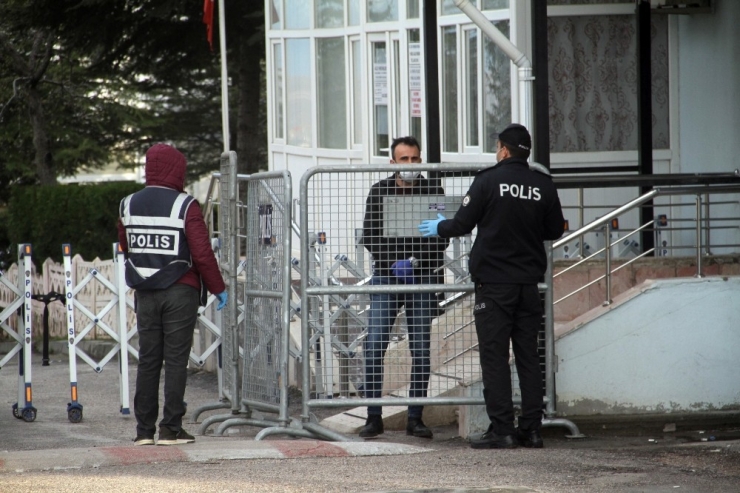 Elazığ’da Karantina Altına Alınan Apartman 2’ye Yükseldi