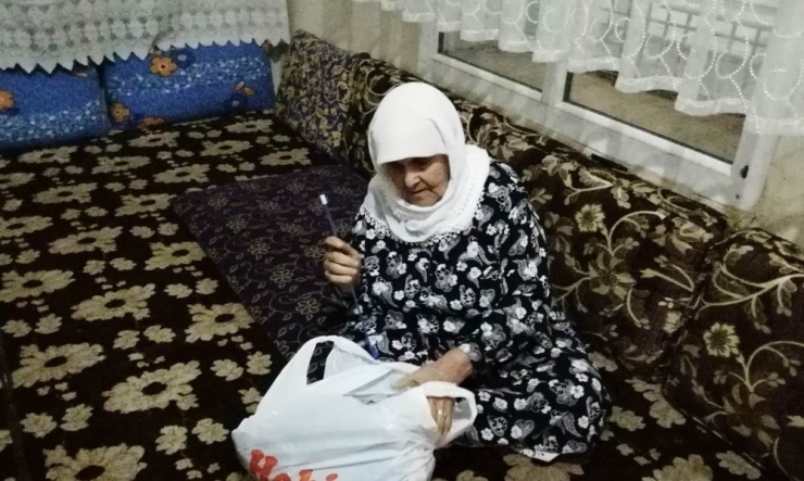 Evde Kalan Yaşlılar Örgü Örerek Zaman Geçiriyor