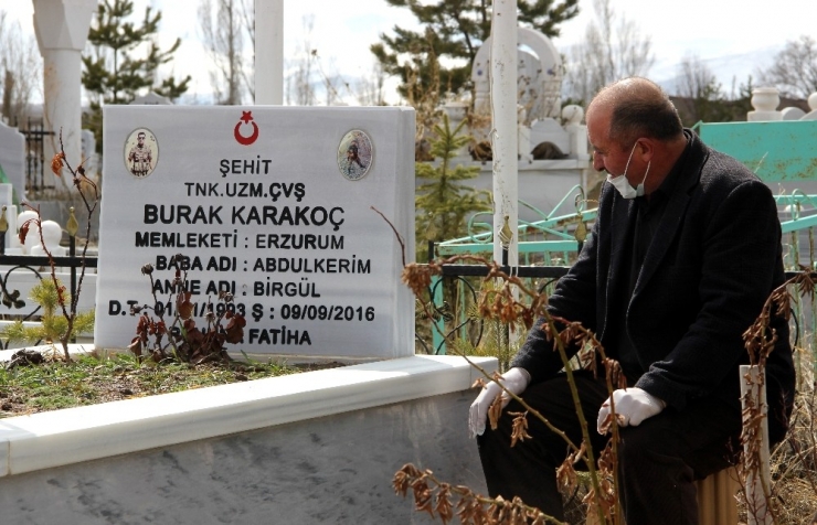 Şehit Oğlunun Mezarını Ziyaret Etmek İçin Her Gün 30 Kilometre Yol Gidiyor