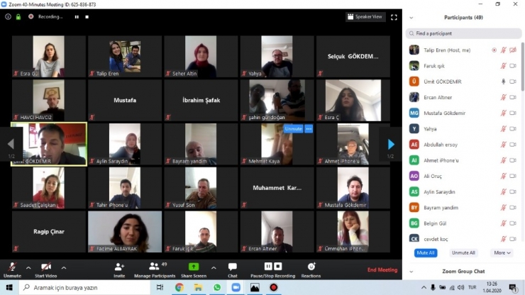 Gönüllü Öğretmenler Yaşlılara Rehberlik Ediyor