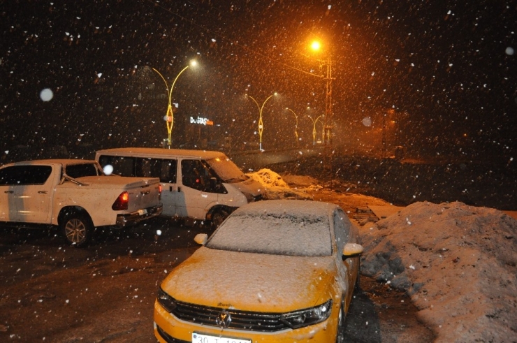 Yüksekova’da Nisan Ayında Lapa Lapa Kar Yağışı