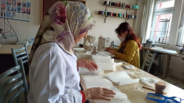 Halk Eğitim Merkezi Sağlıkçılar İçin Çalışıyor