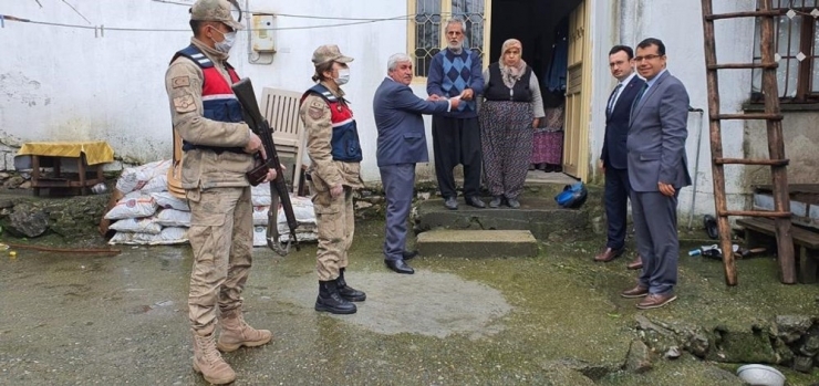 Hatay’da 65 Yaş Üstü Vatandaşların Maaşları Evlerinde Teslim Edildi
