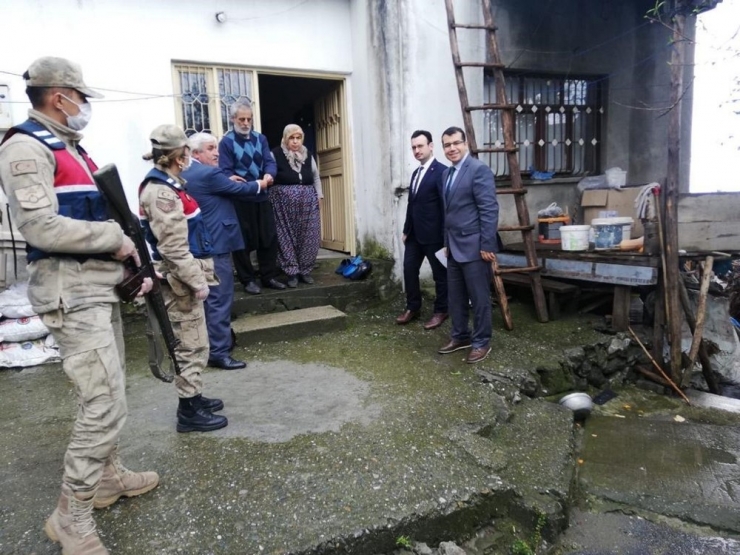 Hatay’da 65 Yaş Üstü Vatandaşların Maaşları Evlerinde Teslim Edildi